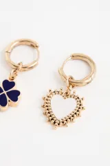 Aro tipo argolla dorada con dije colgante en forma de trébol de cuatro hojas esmaltado en azul.