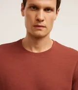 Remera de hombre color beige claro, de corte slim, con cuello redondo y mangas cortas. Tejido acanalado sin estampa.