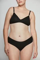 Soutien sin aro de algodón con breteles finos ajustables y diseño básico, confeccionado en tejido suave y elástico.