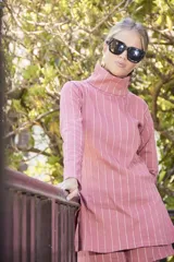 Remera de cuello alto color rosa viejo con rayas verticales blancas y mangas largas.