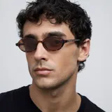 Gafas de sol Oba con montura ovalada color carey y lentes marrones polarizadas con protección UV 400.