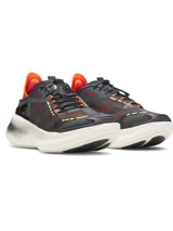 Championes Under Armour modelo UA Echo, con diseño deportivo en tonos negro, gris, naranja y detalles en blanco con puntos negros en la entresuela. Cuentan con amortiguación UA HOVR y talón convertible UA SlipSpeed.