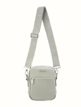 Bandolera pequeña color verde claro, con cierre frontal y correa ajustable con logo de la marca estampado. Cuenta con herrajes metálicos.