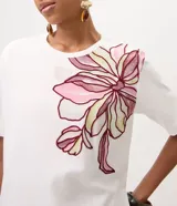 Blusa Marfinno de algodón blanco con cuello redondo, manga corta y bordado floral grande localizado en el hombro y pecho.