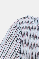 Top de cuello redondo con cuerpo de nido de abeja elástico y mangas cortas abullonadas con elástico en los puños. Presenta un diseño de rayas verticales en tonos azul, rojo y negro, con un bajo estilo peplum y cierre de botón en la espalda.