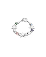 Pulsera de aleación de metales bañados en plata con diseño de estrellas y cristales facetados multicolores.
