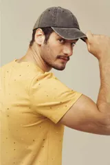 Remera de cuello redondo y manga corta, color beige con estampado de pequeños motivos playeros.