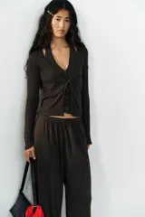 Pantalón bombacho de tiro medio en color gris melange, con cintura y puños elásticos.