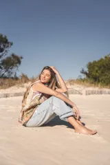 Chaleco bordado a mano con flores y mostacillas al estilo hindú.