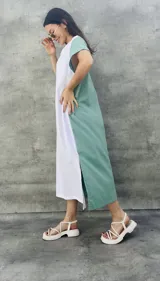 Vestido largo blanco con mangas cortas negras y corte holgado.