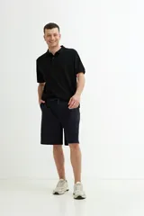 Short azul marino de algodón y elastano, con cintura elástica ajustable con cordón.