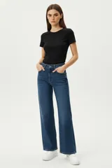 Pantalón de jean de corte recto y tiro alto, con diseño de pierna ancha y lavado azul clásico.