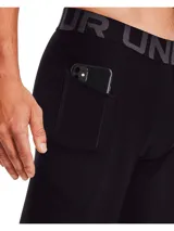 Calza deportiva Under Armour de compresión, color negro, con cintura elástica ancha con logo, paneles de malla para ventilación y bolsillo lateral.