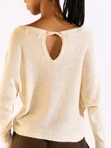 Sweater negro de punto con escote bote, mangas largas y diseño holgado.