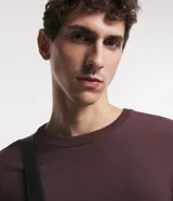 Suéter masculino de cuello redondo y manga larga, confeccionado en tejido de punto liso. Presenta un diseño básico y versátil, ideal para uso diario.