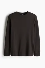 Remera de manga larga en punto waffle de mezcla de algodón, color marrón oscuro, con cuello redondo y puños acanalados.