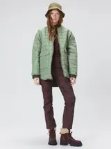 Campera reversible capitoneada con cierre frontal. Un lado es de color negro y el otro es de color beige, ambos con diseño acolchado. Cuenta con cuello redondo, mangas largas y bolsillos laterales.