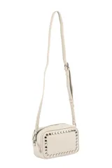 Bandolera de cuero sintético color beige, con diseño rectangular y detalle de tachas metálicas circulares en el contorno frontal. Cuenta con correa larga regulable y cierre superior.