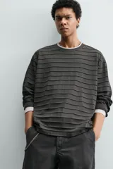 Camiseta relaxed fit de manga larga, color gris oscuro con rayas horizontales negras y efecto lavado.