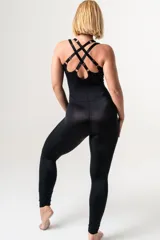 Mono deportivo negro de lycra, con breteles elásticos regulables cruzados en la espalda y detalle de aros metálicos.