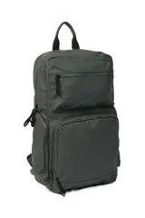 Mochila urbana de diseño minimalista en color gris oscuro, confeccionada en cuero sintético. Cuenta con múltiples compartimentos frontales con cierre, asa superior reforzada y correas ajustables.