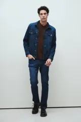 Jeans azul de tiro medio, corte recto y lavado stone wash con bigotes láser.