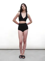 Bombacha de bikini tiro alto, confeccionada en tejido acanalado de poliamida y elastano con protección UV 50.