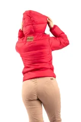 Campera inflada de nylon color azul marino, con cierre frontal, capucha integrada y diseño acolchado.