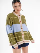 Cardigan tejido de punto jacquard en tonos bordó y rojo con rayas, de corte oversize, cuello redondo y cierre frontal con botones carey. Presenta detalles bordados en contraste y monograma en la espalda.