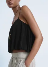 Top negro de viscosa con tirantes finos ajustables, escote recto y diseño crop estilo globo, con forro interior de poliéster.