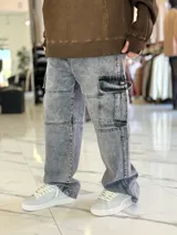 Pantalón cargo de jean gris con efecto acid wash, corte baggy y bolsillos laterales en las piernas.