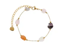 Pulsera de cadena fina de acero con baño de oro, decorada con piedras naturales de diversos colores y formas irregulares. Incluye una cadena de alargue y un dije pequeño con la inscripción S.steel.