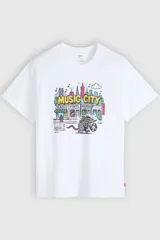 Remera blanca Levi's de corte relajado, con cuello redondo, mangas cortas y estampa frontal colorida con la leyenda 'Music City' y diseño de ciudad con un animal sosteniendo un disco de vinilo.