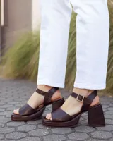 Sandalias de cuero color chocolate con textura símil serpiente, plataforma delantera, taco ancho y tira ajustable con hebilla en el talón.