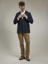 Blazer color marrón claro, de corte clásico, con solapas de muesca, cierre de dos botones, bolsillo en el pecho y bolsillos laterales con solapa.