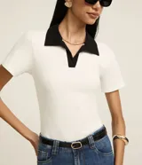 Blusa de manga corta confeccionada en tejido acanalado de algodón con elastano, de color bordó con cuello polo en tono amarillo claro y escote en V.