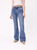 Jean de corte acampanado (flare fit) en color azul lavado, con tiro medio, cierre frontal con botón y bolsillos laterales y traseros.
