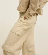 Pantalón wide leg de sarga color marrón chocolate, tiro alto, con bolsillos laterales tipo cargo y etiqueta con lettering en la cintura.