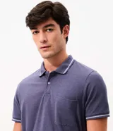 Remera polo masculina de tejido piqué marrón con textura, cuello y ribetes de mangas en tono contrastante, cierre frontal de dos botones y un bolsillo aplicado en el pecho.