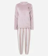 Pijama de dos piezas confeccionado en tejido fleece de tacto suave. La blusa es de cuello redondo y manga larga, con un pequeño bordado de flor en el pecho. El pantalón presenta un diseño de rayas verticales y cintura elástica.
