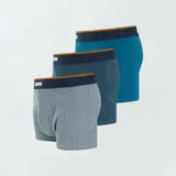 Pack de tres bóxers ajustados de algodón en tonos azul, verde oscuro y celeste con estampado geométrico y cinturillas elásticas con detalle contrastante.