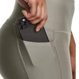 Calza capri Under Armour HeatGear negra con logo en la pierna izquierda.