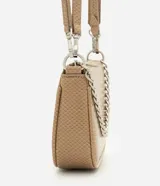 Cartera tipo shoulder baguette de tamaño pequeño, confeccionada en poliuretano con textura símil reptil. Presenta un diseño estructurado con cierre superior, correa larga ajustable y removible, y una cadena metálica decorativa en la parte frontal.