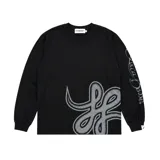 Remera manga larga de algodón color negro, con diseño gráfico abstracto en tono gris en la parte inferior frontal y tipografía cursiva en la manga. Presenta cuello redondo reforzado y grifa de la marca en el puño.
