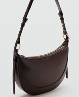 Bolso mediano de diseño ovalado, color marrón oscuro, con asa de hombro ajustable y cierre de cremallera.