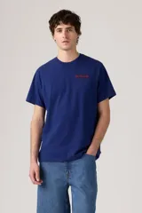 Remera azul de corte relajado con logo Levi's serigrafiado en rojo en el pecho.