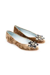 Bailarinas de terciopelo de seda color caramelo con detalle de flor en print ocre, blanco y negro.