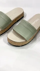 Sandalias planas con capellada de rafia y cuero color suela, suela revestida en yute trenzado y plataforma de 4 cm.