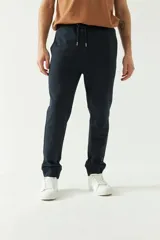 Pantalón deportivo azul marino con puños ajustados y cordón en la cintura.