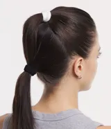 Set de cuatro gomitas de pelo gruesas, dos de color negro y dos de color blanco, con textura acanalada.